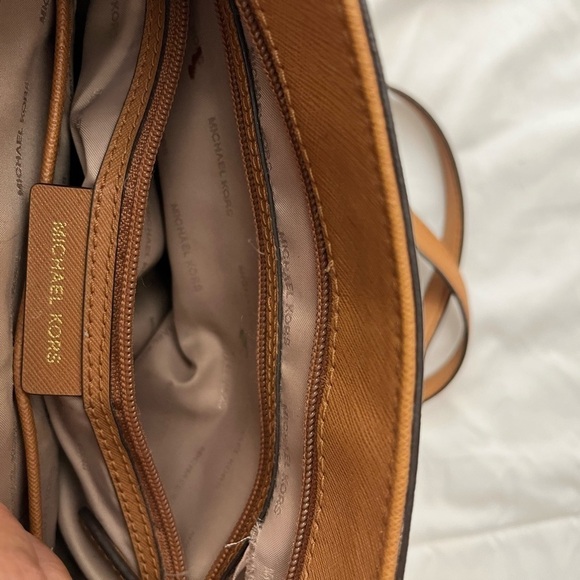 Michael Kors Signature Jet Set Charm Large  Crossbody - Picture 5 of 5